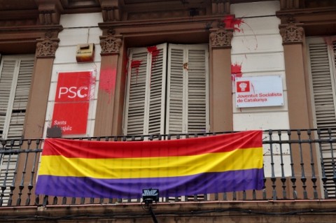 La bandera republicana espanyola a la seu del PSC Sants-Montjuïc