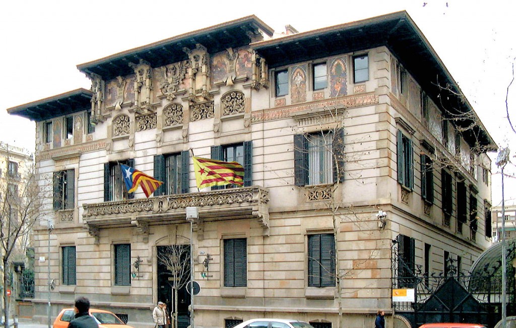 L'estelada a l'ambaixada espanyola del carrer Mallorca (foto retocada amb Photoshop)