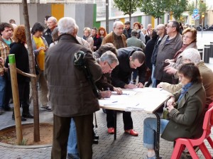 Recollida de signatures fora d'un col·legi electoral: 9N a Sants
