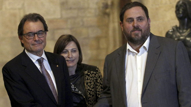 Foto de l'acord del 14 de gener de 2015, amb Mas i Junqueras, i Forcadell